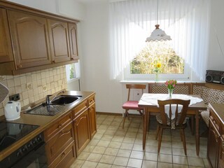 Küche mit Türe zum Garten.