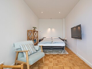 Wohnzimmer mit ausgeklappter Schlafcouch
