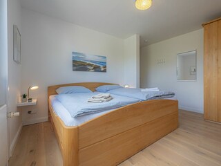 Schlafzimmer mit Kleiderschrank
