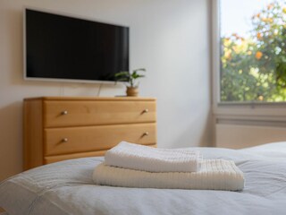 zweites Schlafzimmer mit komfortablem Bett und eigenem Fernseher