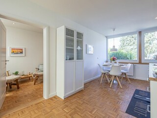 Komfortable Einbauküche mit Essbereich