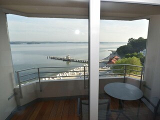sonniger Balkon mit traumhafter Aussicht