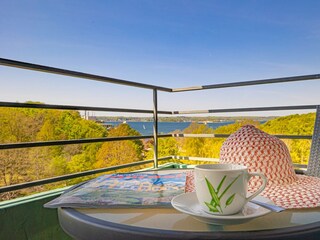 sonniger Balkon mit traumhafter Aussicht