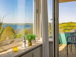 geräumiges, helles Wohnbereich mit Zugang zum Balkon