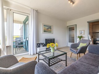 geräumiges, helles Wohnbereich mit Zugang zum Balkon