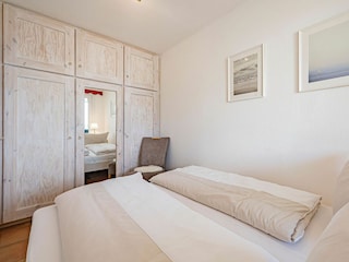 Helles Schlafzimmer mit Blick aufs Meer