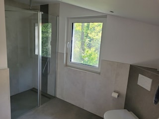 Bad mit großer Dusche