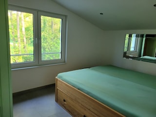 Schlafzimmer mit 2m x 2m Doppelbett