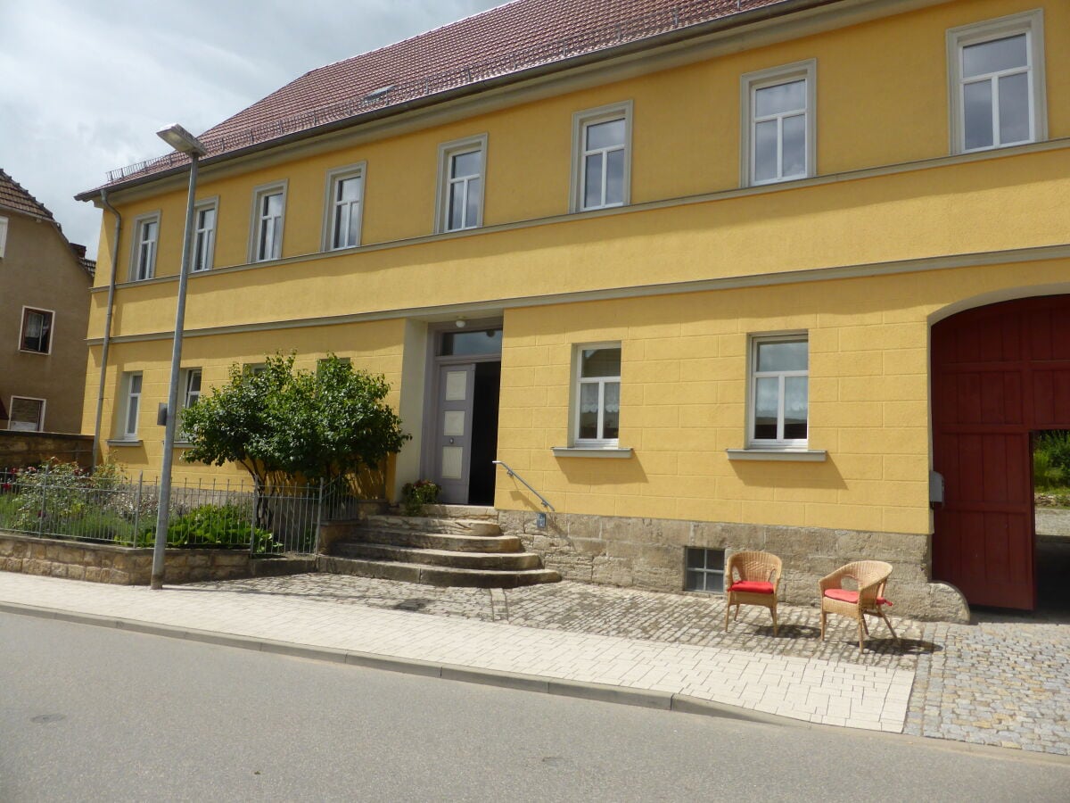 Die Ferienwohnung liegt im EG hinter den beiden Fenster