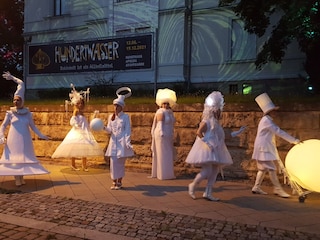 Event mit "Gnadenlos chic" vor dem Kunsthaus Avantgarde