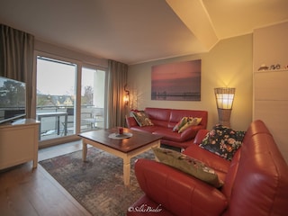 Wohnzimmer mit Blick zum Balkon