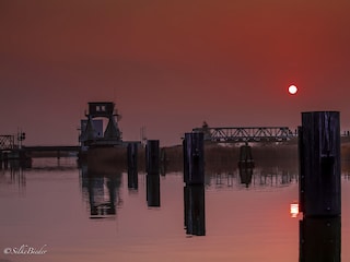 Brückenzug im Sonnenuntergang