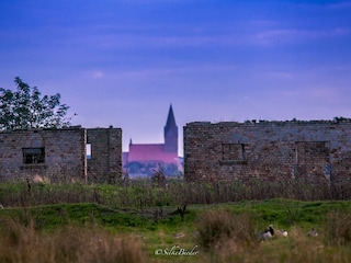 Segeltörn mit Blick über den Kirr zum Kirchturm Barth