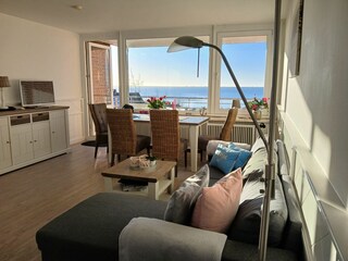 Sie schauen auf den Strand und das Meer