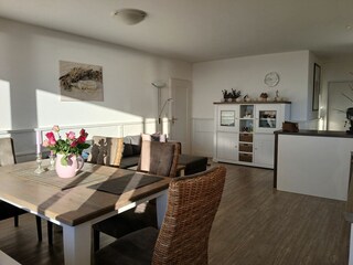 Blick in den Wohn- Ess- und Küchenbereich