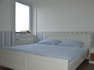 Gemütliches Schlafzimmer mit übergroßen Bettdecken 155 x 220 pro Person