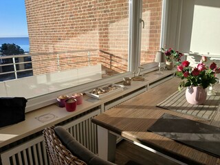 Großzügiger Balkon mit Blick aufs Wasser