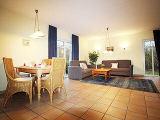 Wohnzimmer mit Essbereich im Ferienhaus Nautic