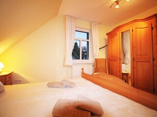 Schlafzimmer mit Doppelbett