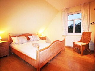 Schlafzimmer mit Doppelbett