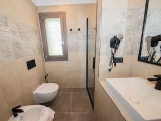 Badezimmer mit Dusche