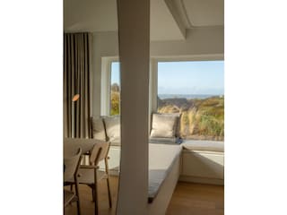 Sitzecke in den Dünen mit Sicht auf das Meer