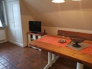 Esstisch mit Fernseher