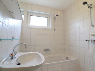 Badenzimmer mit badewanne (erdgeschoss)