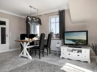 Fernseher und Essbereich