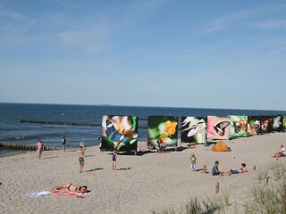 ein schöner Strand mit Kunst