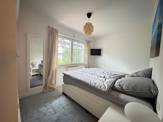 Schlafzimmer mit Doppelbett