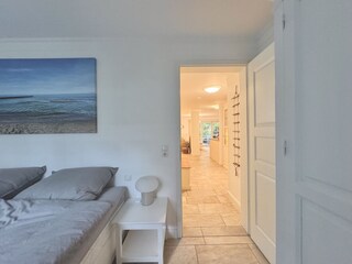 Blick vom Schlafzimmer Richtung Flur und Wohnzimmer