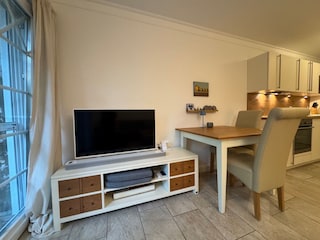 Esstisch und TV mit Bose Soundbar