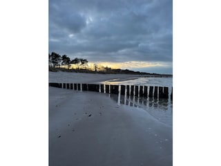 Abends am Strand mit Buhnen