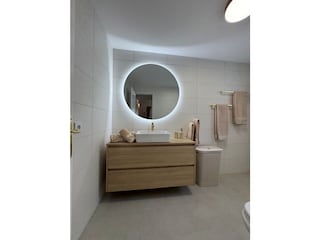Großes Hauptbadezimmer mit WC & Dusche