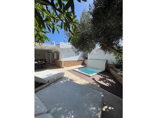 Aussenbereich mit Jacuzzi und Grill Ecke