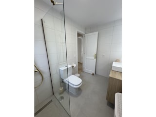 Großes Hauptbadezimmer mit WC & Dusche