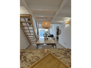 Blick Küche ins Esszimmer