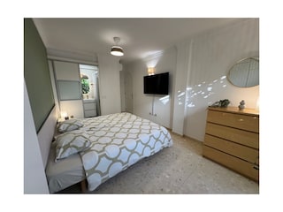 Hauptschlafzimmer mit Smart TV und Klimaanlage