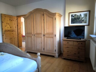 Schlafzimmer 1 mit TV
