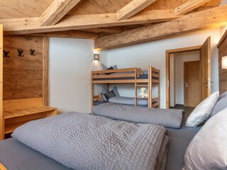 Schlafzimmer mit Doppel und Sockbett.
