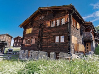 Vor dem Haus