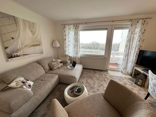 Wohnbereich mit Zugang zum Balkon