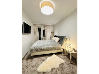 Schlafzimmer mit Zugang zum Balkon