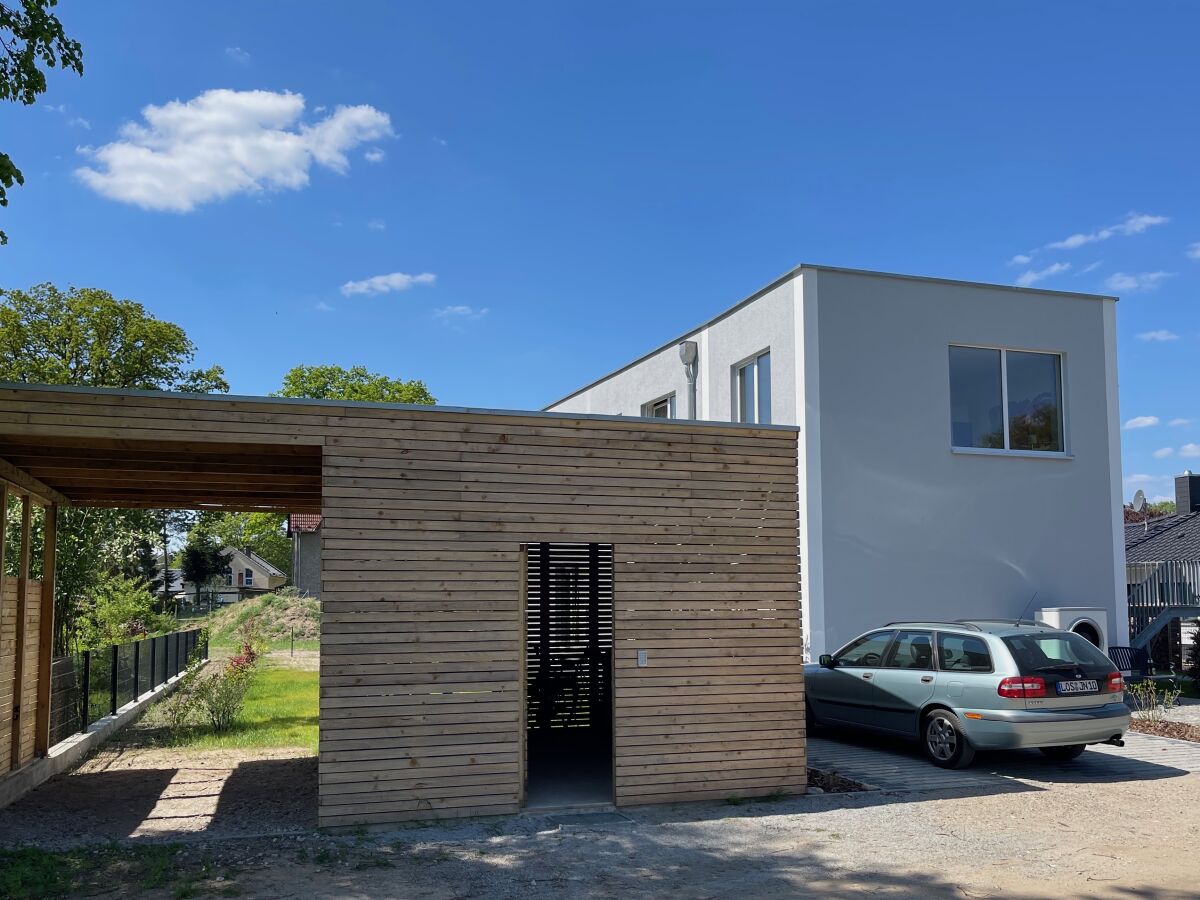 Gruenheide-buchen-Ferienwohnung-Schuppen -Carport-außen