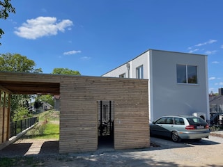 Gruenheide-buchen-Ferienwohnung-Schuppen -Carport-außen