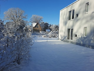 Gruenheide-buchen-Ferienwohnung-Garten-Ost-Winter