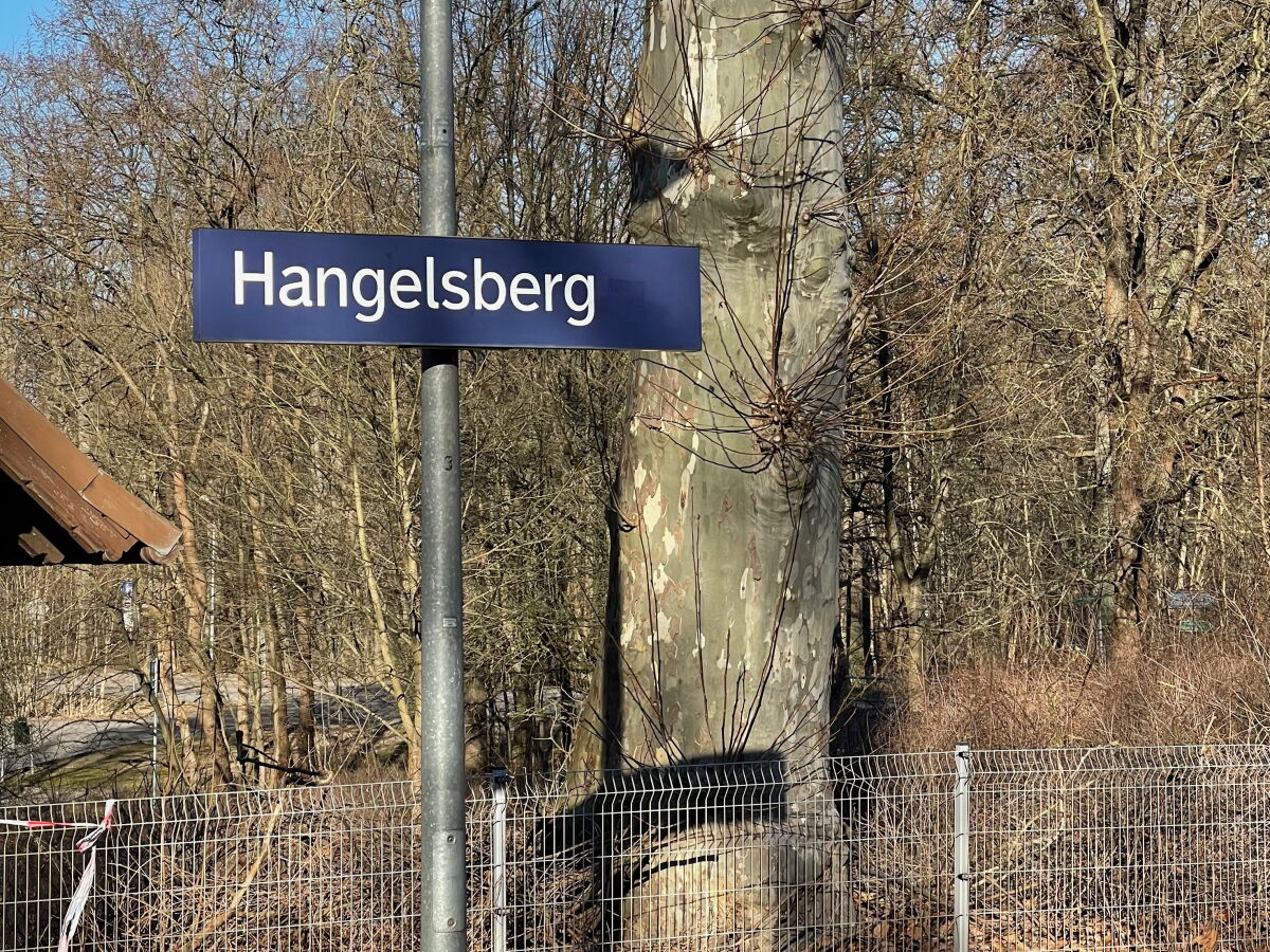 Haus am Anger-Bahnhof-Bahnsteig-Ort