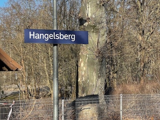 Haus am Anger-Bahnhof-Bahnsteig-Ort