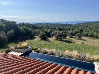 Blick auf den Pool und das Meer
